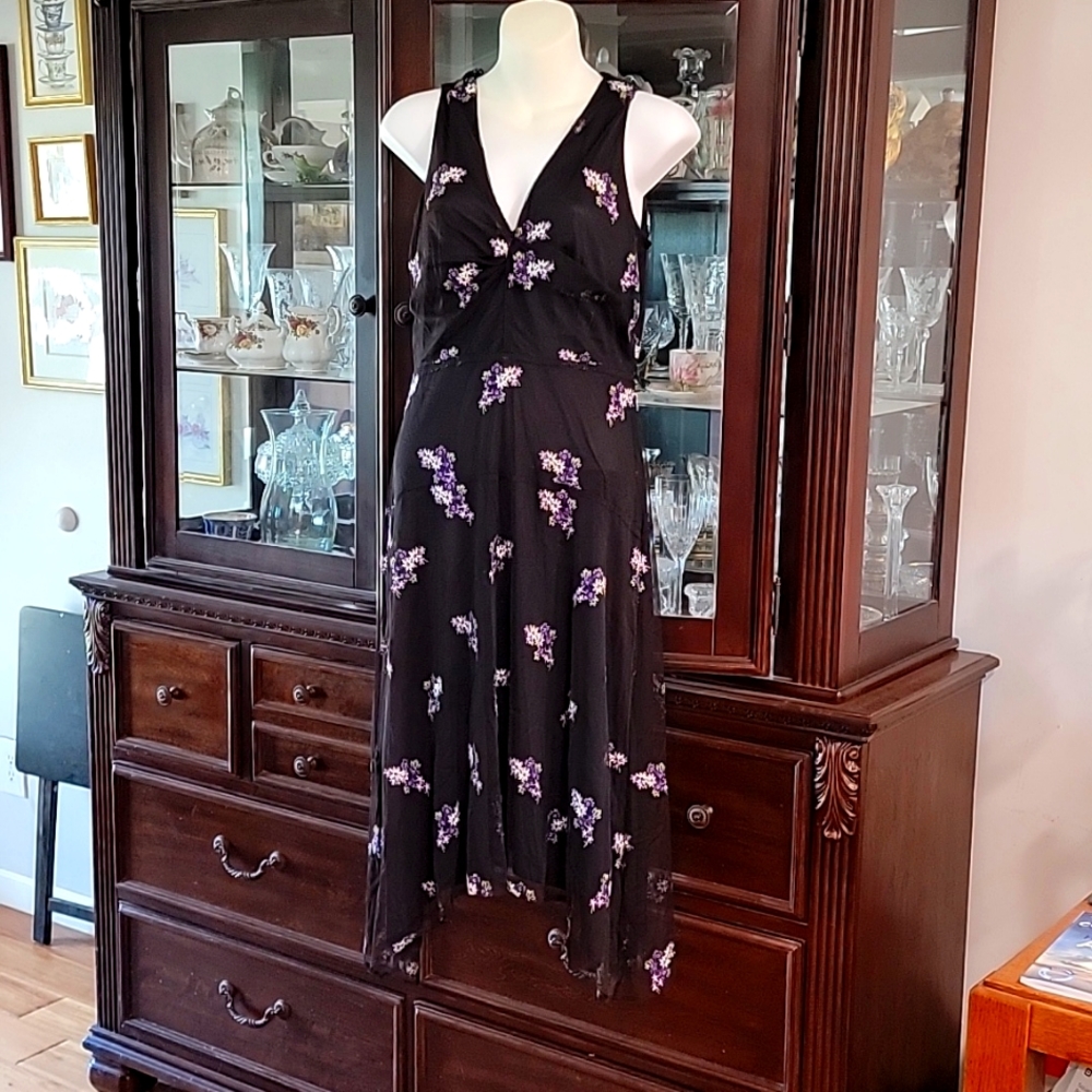 Michael kors embroidered chiffon overlay with Black lineing v neck high low hem